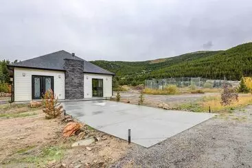 Mökkimajoitus Romantic Mountain Retreat W/ Scenic Views!