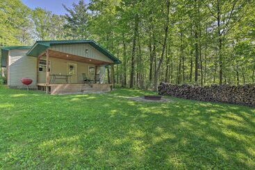 Mökkimajoitus Rustic Wooded Retreat W/ Fire Pit, Near Trails!