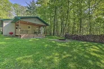 コテージ Rustic Wooded Retreat W/ Fire Pit, Near Trails!