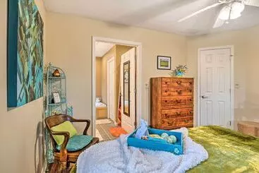 Mökkimajoitus Serene Bloomington Home: Deck & Forest Views