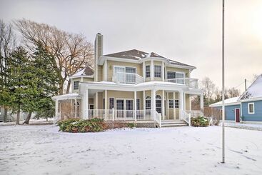 Spacious Lake Leelanau Cottage W/ Fire Pit!