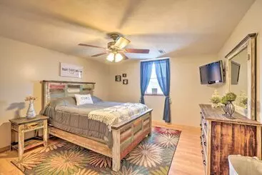 Mökkimajoitus Spacious Omaha House W/ Deck & Mountain Views!