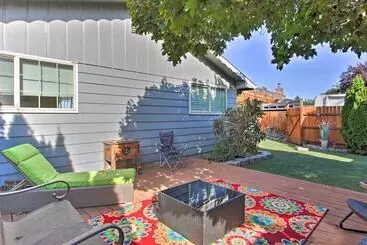 Mökkimajoitus Hot Tub & Theater Room: Tropical Springfield Home