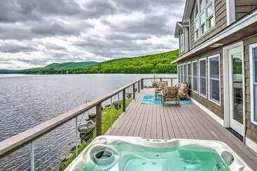 Mökkimajoitus Stunning Enfield Home W/ Deck & Boat Dock!