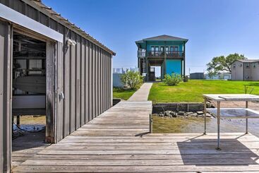 Dom wiejski Waterfront Sargent House W/ Sparkling Pool!