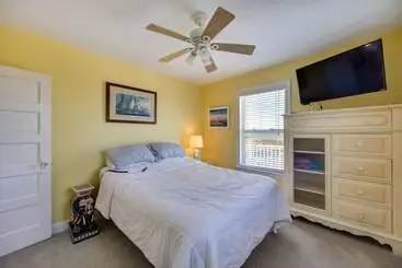 Welcoming Cottage W/ Outdoor Pool & Water Views!