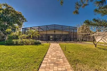 コテージ Canal Front Siesta Key Home: Heated Pool & Privacy