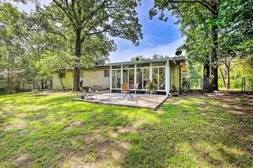 Mökkimajoitus Sunroom & Yard: Charming Hot Springs Home!