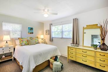 Сельский дом New Smyrna Beach Abode W/ Fire Pit, Walk To Beach!