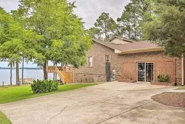 Mökkimajoitus Gilbert Lakefront Retreat W/ Private Dock!