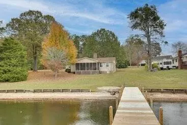Mökkimajoitus Lakefront House W/ Boat Ramp, Dock & Sunset Views!