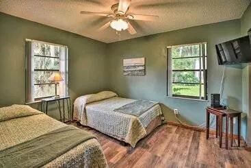 Mökkimajoitus Pirate Cove  Home In Welaka: Dock & River Access!