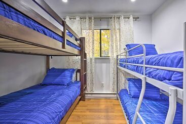 Сельский дом Poconos Retreat W/ Hot Tub, Balcony & Pool Access!