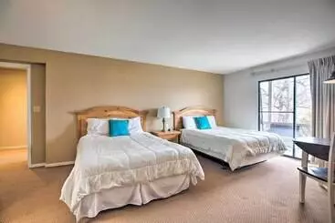 Mökkimajoitus Resort Home W/ Hot Tub On Lake Of The Ozarks!