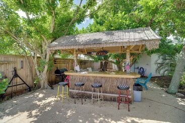 Dom wiejski Satellite Beach  Sunshine House  W/ Hot Tub!