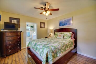 بيت ريفى Satellite Beach  Sunshine House  W/ Hot Tub!