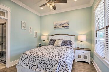 별장 Stunning Lakefront Retreat W/ Dock Access!