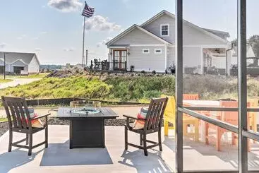 Mökkimajoitus Stunning Lakefront Retreat W/ Dock Access!