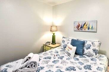 Vidéki Ház Bright Beaufort Home W/ Porch & Fire Pit!