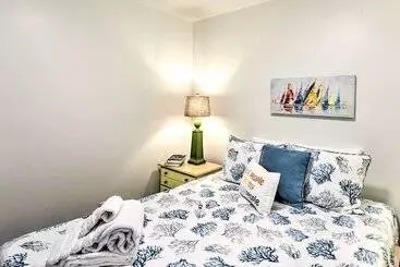 Mökkimajoitus Bright Beaufort Home W/ Porch & Fire Pit!