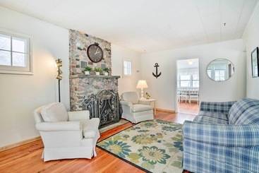 Charming Waterfront Cottage W/ Private Dock!