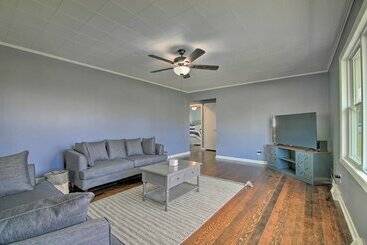 Cottage W/ Sunroom & Fire Pit, Walk To Lake!