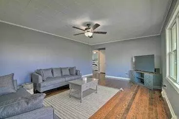 Cottage W/ Sunroom & Fire Pit, Walk To Lake!