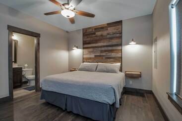 بيت ريفى Lavish Retreat W/ Decks, Steps To Table Rock Lake!