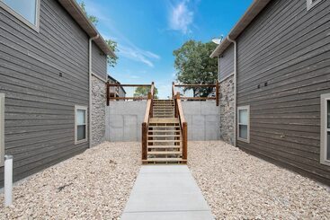 Landhus Lavish Retreat W/ Decks, Steps To Table Rock Lake!