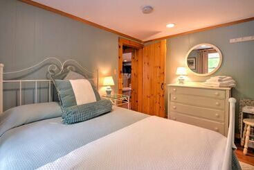 Ossipee Lake Cottage W/ Screened Porch & Fire Pit!