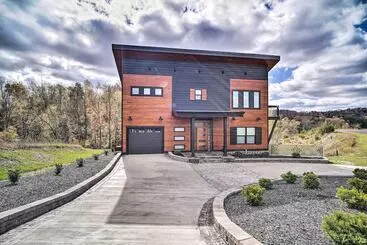 コテージ Spacious Sevierville Home W/ Hot Tub!