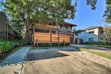 کلبه Family Friendly Houston Home W/ Private Backyard!