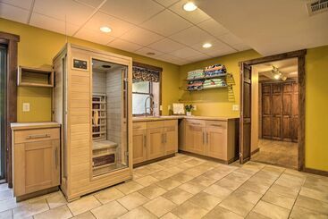 Сельский дом Beautiful Mount Joy Cabin W/ Pool + Sauna!