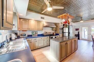 Сельский дом Canal Front Florida Keys Home W/ Dock!