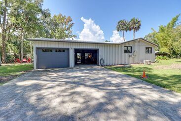 Mökkimajoitus Charming Canalfront Retreat W/ Double Boat Slip!