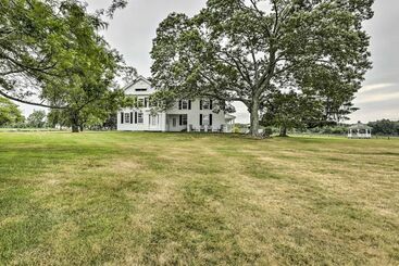 بيت ريفى Charming Farmhouse W/ Pool & Fishing Pond!