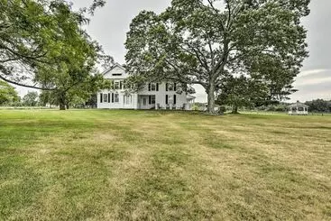 Mökkimajoitus Charming Farmhouse W/ Pool & Fishing Pond!