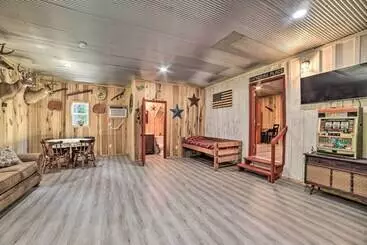 Mökkimajoitus Charming New Concord Cabin On 50 Acre Farm!