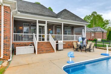 Mökkimajoitus Lake Norman Waterfront Escape W/ Pool & Dock!