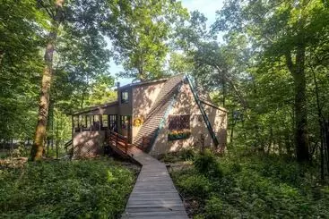 Quiet Lakefront Cottage With Dock & Resort Access!