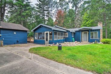 Quinta ou Casa Rural Roscommon Cabin W/ Fire Pit: Walk To Higgins Lake!