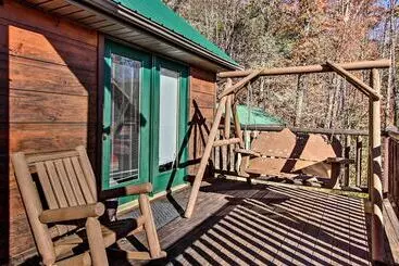 Mökkimajoitus Cabin W/ Breathtaking Views, Pool Access & Theater