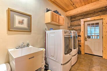 Dom wiejski Riverfront Gold Bar Log Cabin Near Stevens Pass!