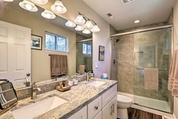 بيت ريفى Smoky Mountains Leicester Home W/ Deck!