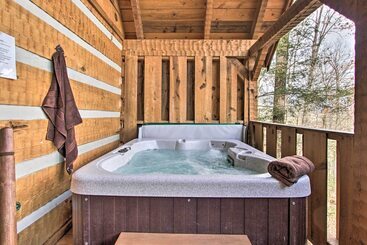 별장 Honey Bear Pause: Rural Escape W/ Porch & Hot Tub!