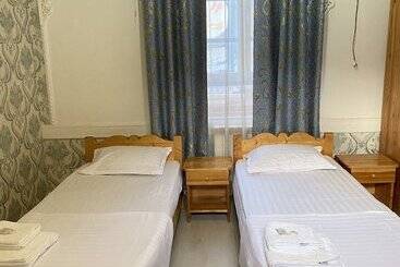 簡易ホテル Otkirbek