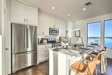 Mökkimajoitus Modern  Lakeview Hilltop Retreat  W/ Game Garage!