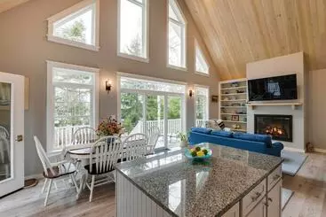 Mökkimajoitus Oceanfront Prospect Harbor House W/ Deck, View