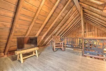 Vakantiehuisje Hocking Hills Cabin W/ Deck, Hot Tub & Pond!