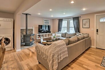 Vakantiehuisje Poconos Home W/ Private Hot Tub & Community Pool!